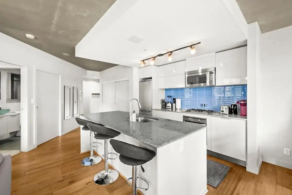 וונקובר Modern Condo In Downtown Two Bedroom Parking Lot