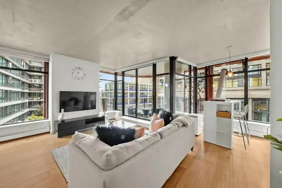 Modern Condo In Downtown Two Bedroom Parking Lot Βανκούβερ